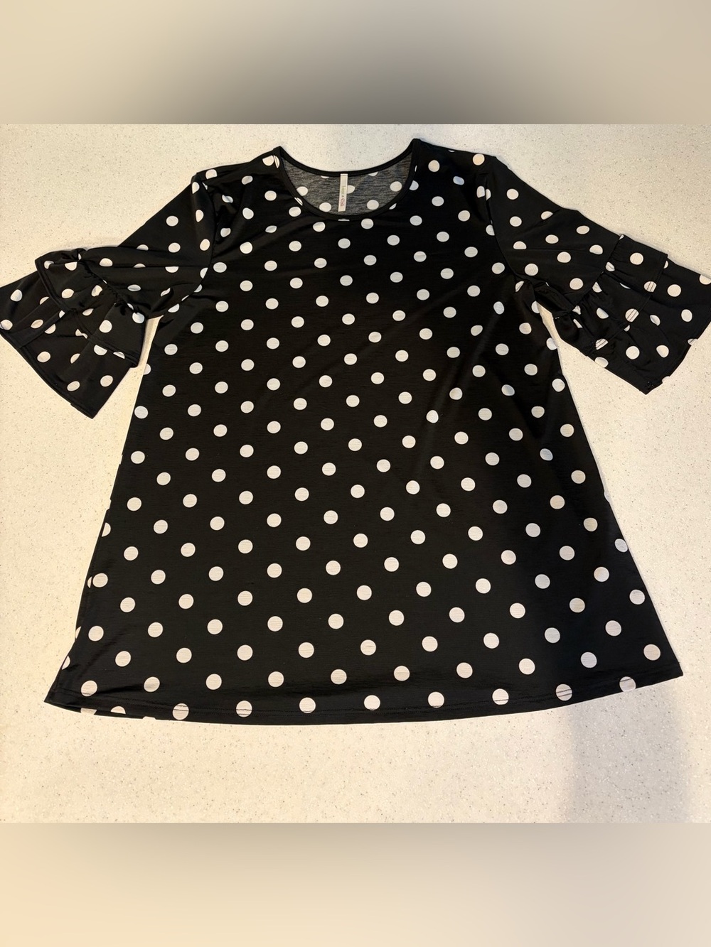 Lime N Chili Black & White Polka Dot Tee Sz Large. Lightweight. Ruffle Sleeves